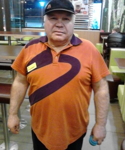 Và Loginov - nhân viên phục vụ trong quán đồ ăn nhanh McDonald